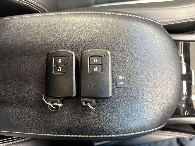 2017 TOYOTA HARRIER ★Rear camera★Power seat★2 Smart keys★Anti-skid device★Alloy wheel★Fog light★Side visor