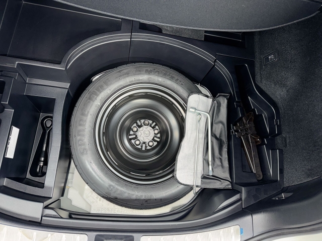 2017 TOYOTA HARRIER ★Rear camera★Power seat★2 Smart keys★Anti-skid device★Alloy wheel★Fog light★Side visor